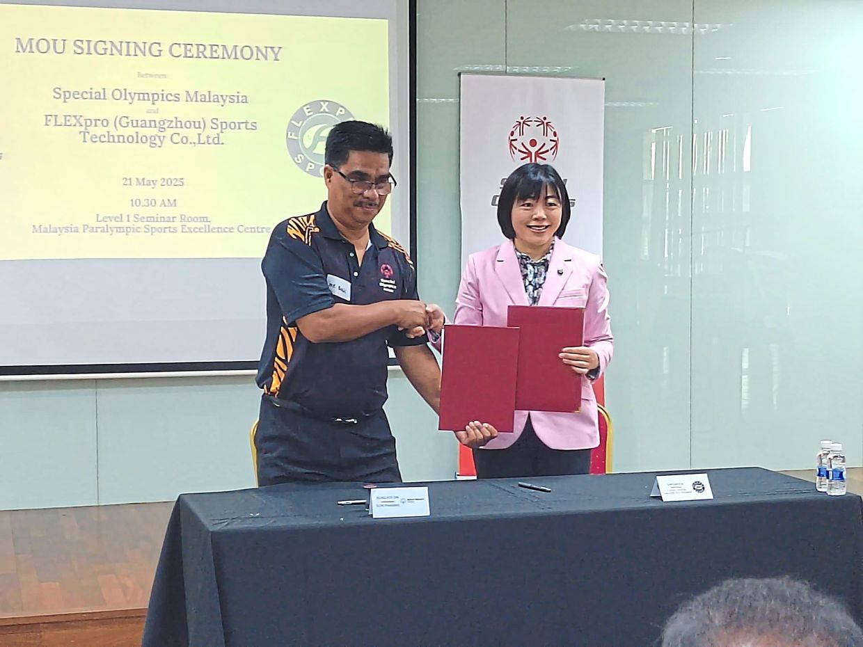 Bong (left) and Sun during the Memorandum of Understanding signing ceremony.