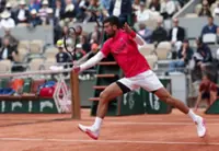Tennis-Djokovic makes smooth start to bid for 25th Grand Slam title