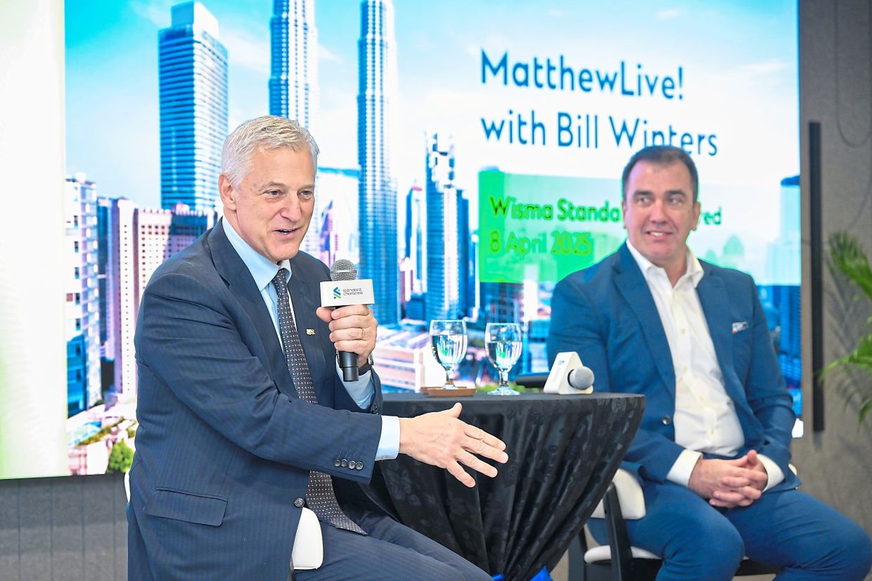 Winters (left) with StanChart GBS global head and GBS Malaysia chief executive officer Matthew Norris during his visit to GBS at Wisma StanChart.