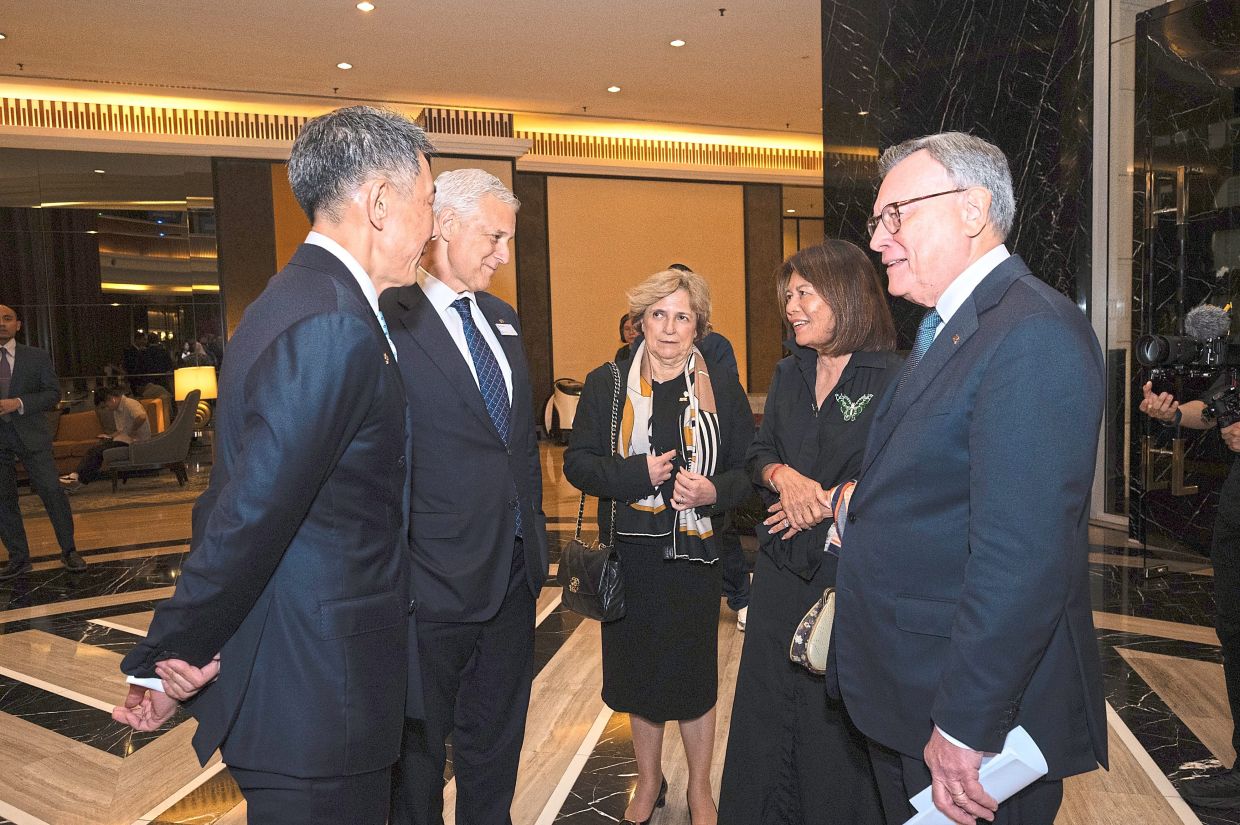 (From left) Mak, Winters, Ramos, Chia and Vinals engage in a discussion before the gala dinner.