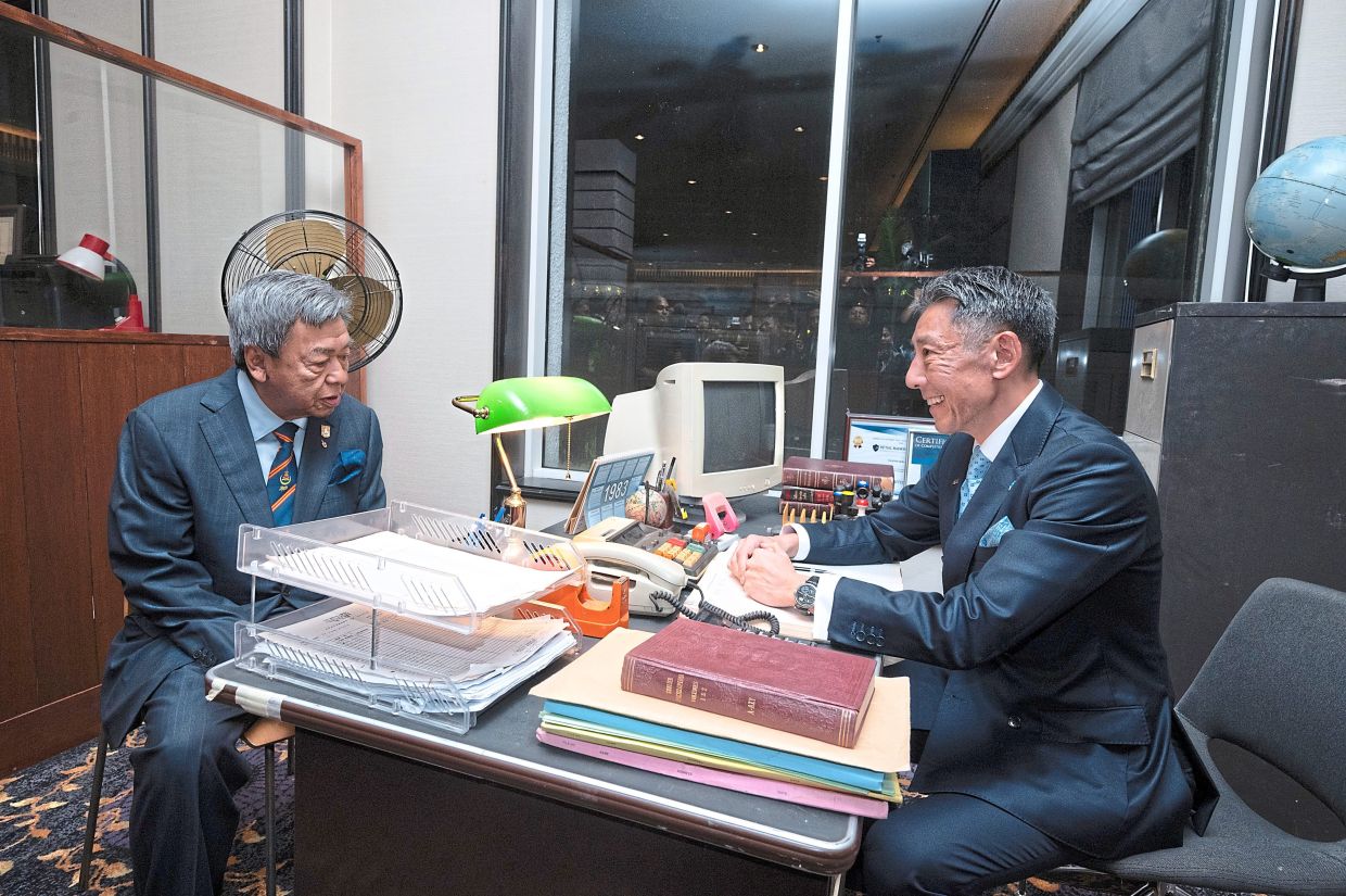 Sultan of Selangor Sultan Sharafuddin Idris Shah (left) with StanChart Malaysia chief executive officer Mak Joon Nien at a re-creation of the bank’s first branch in Penang.