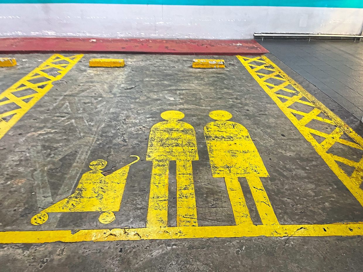 This bay reserved for parents with children is equipped with parking chocks to prevent collision.