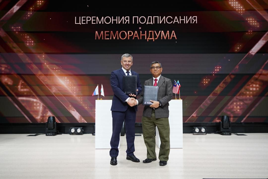 Kasim (right) and Alexander Dyakonov (left) exchange documents during the Memorandum of Understanding (MoU) signing ceremony.