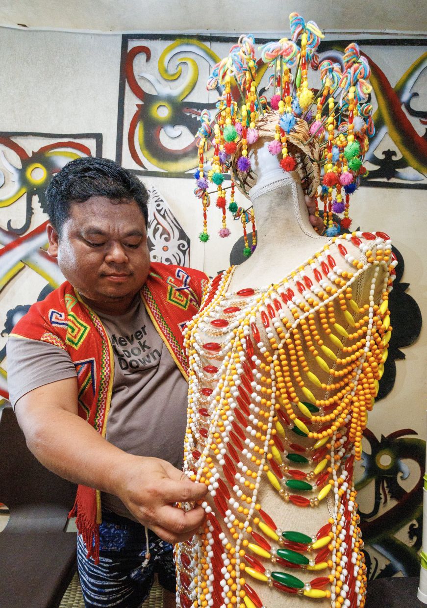 One of the distinctive features of the Ngepan Batang Rajang is the baju manik (beaded dress) made from colourful glass beads, and dujung manik headgear.