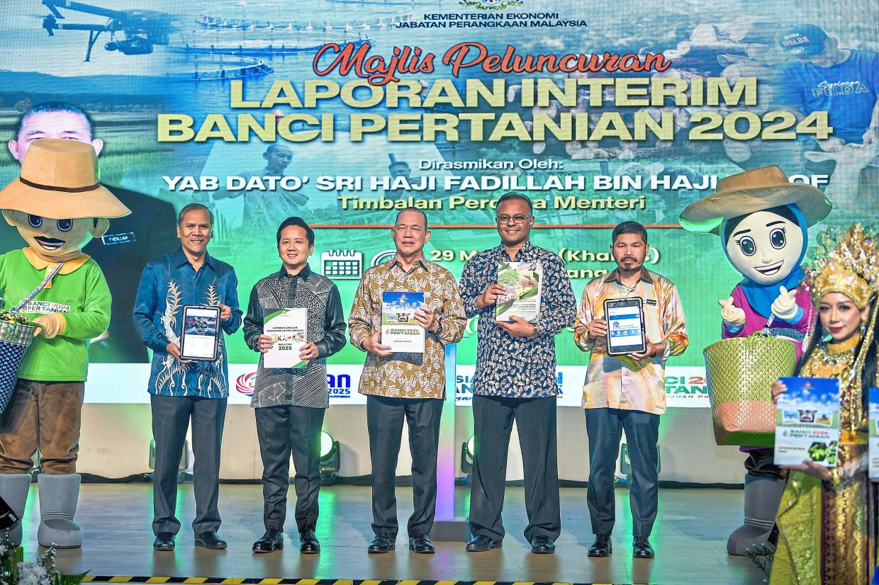 Farming in numbers: Fadillah (centre) showing the interim report at the launching ceremony of the 2024 Agricultural Census Interim Report at the Malaysia Agro Exposition Park in Serdang. — Bernama