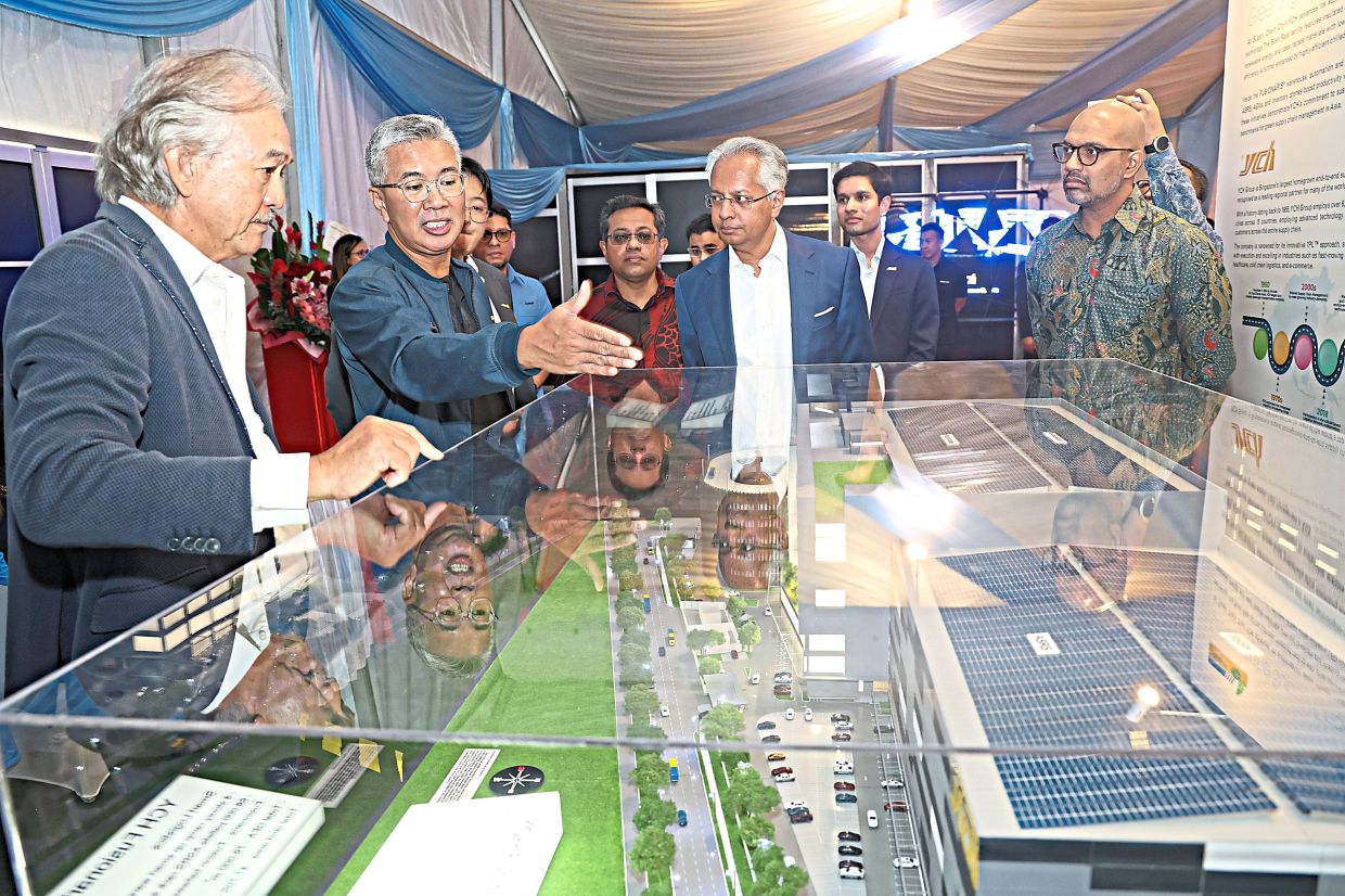 Putting plans in action: Tengku Zafrul (second from left) at the groundbreaking ceremony of the SCC MY project in Bukit Raja, Klang. — KK SHAM/The Star
