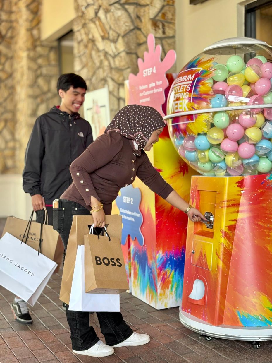 Spend RM2,500 and unlock your shot at winning prizes – just spin the gachapon machine and let the surprises roll.