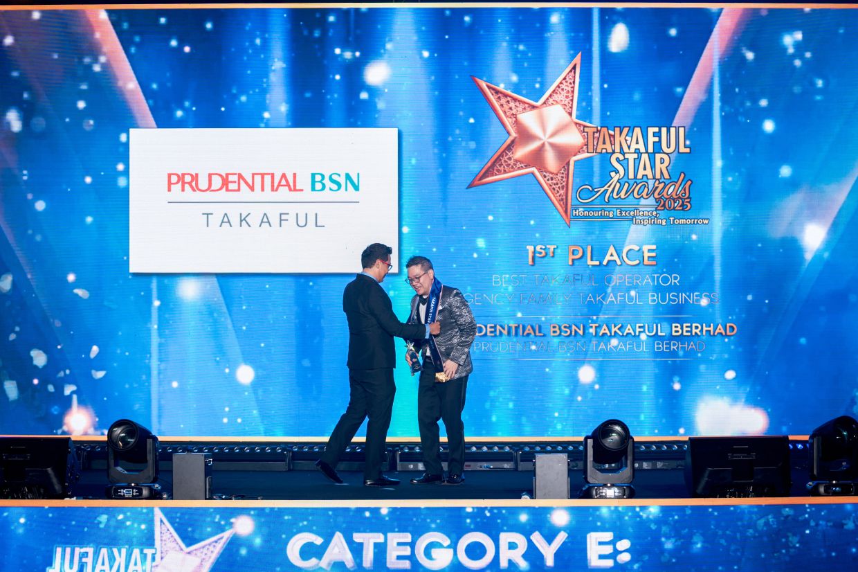 Wan Saifulrizal receiving the award from MTA chief executive officer Mohd Radzuan Mohamed.