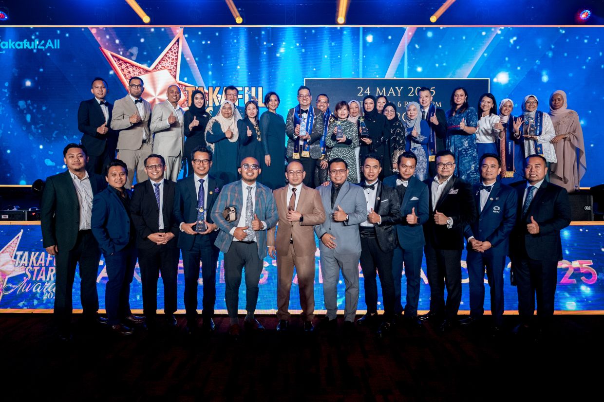 PruBSN team celebrating the win as the Best Family Takaful Operator.