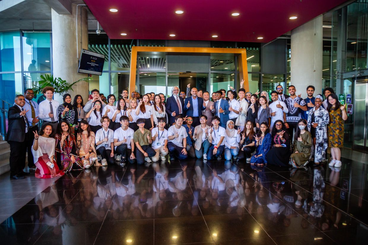 APU’s Blockchain & Cryptocurrency Club (APUBCC) members and student ambassadors seizing the moment to snap a photo with Digital Minister Gobind Singh Deo following the launch of the first-of-its-kind ‘Web3 Innovation Lab (W3IL)’.