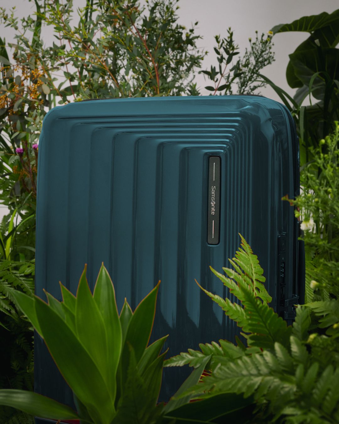Nuon’s sleek, boxy design combines form and function, featuring shock-absorbing suspension wheels and expandable capacity for the modern traveller.