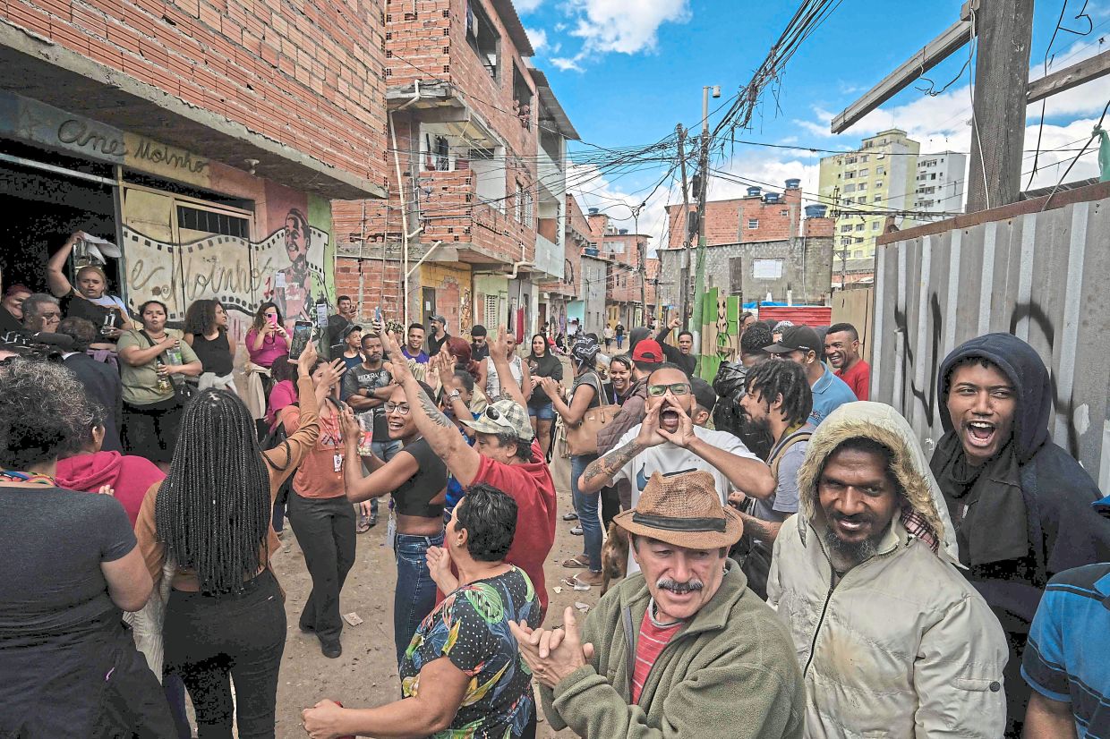 Moinho residents protesting recently against the state government’s plan to evict them from their community.