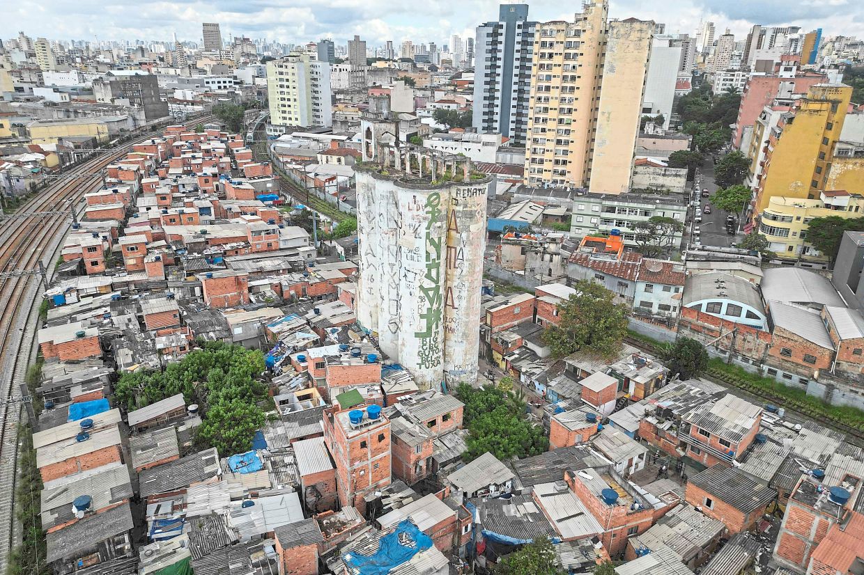 An aerial view of Moinho.