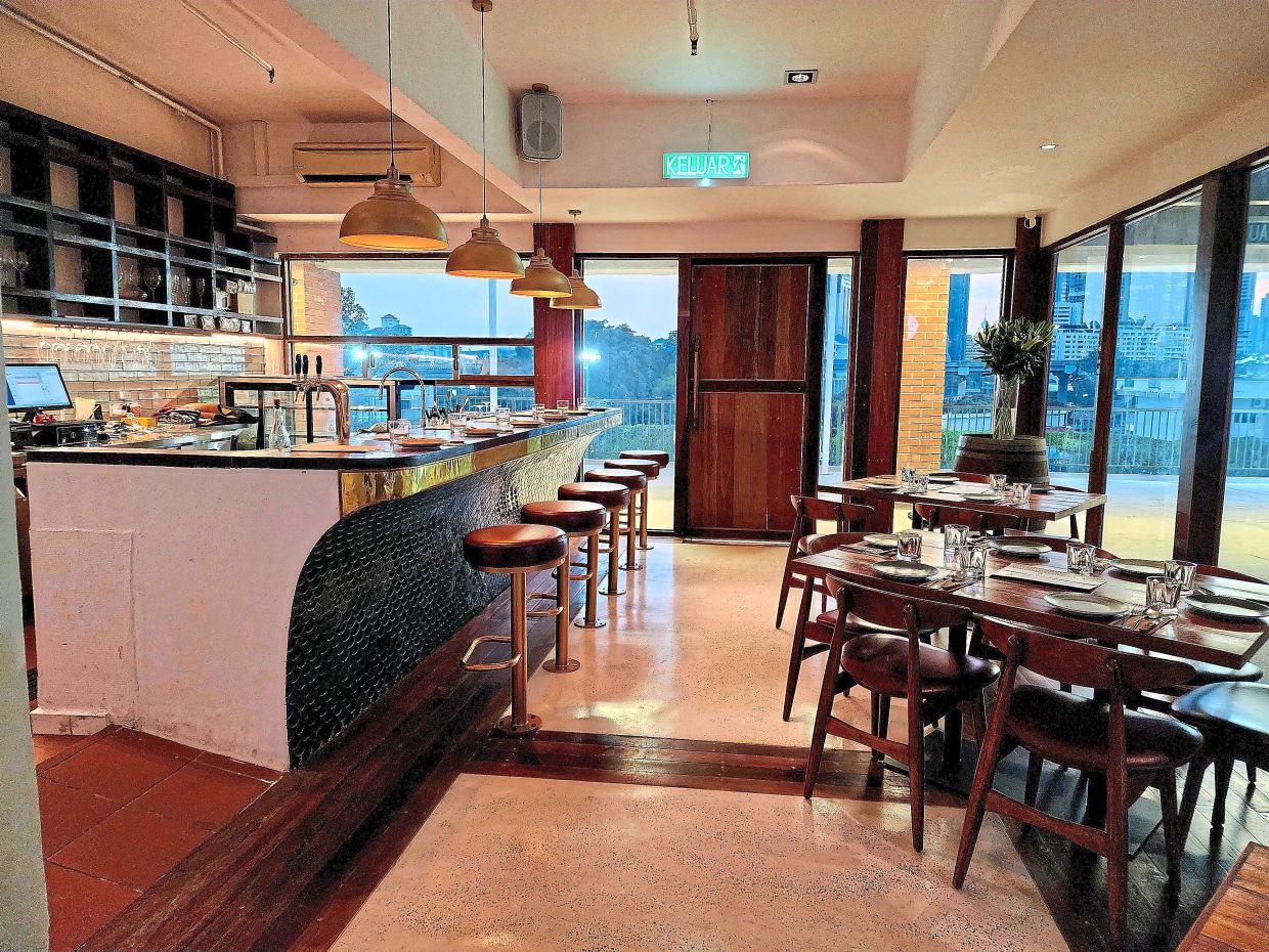 The eatery’s hallmark is the long bar counter seats which are designed to resemble the tapas bars in Barcelona.