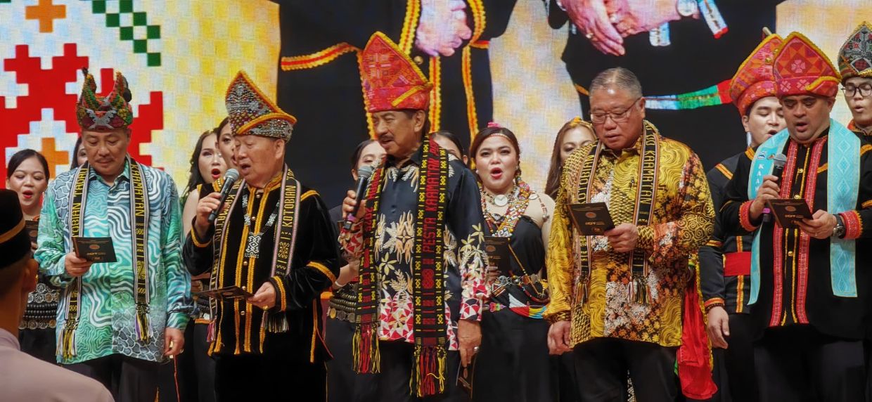 Tuan Yang DiPertua for Sabah Tun Musa Aman (middle), Chief Minister Datuk Seri Hajiji Noor (left), Huguan Siou Tan Sri Joseph Pairin Kitingan (second left) and Tourism, Arts and Culture Minister Datuk Seri Tiong King Sing (second right) singing the Kaamatan song during the official closing of the month-festival on Friday (May 31).