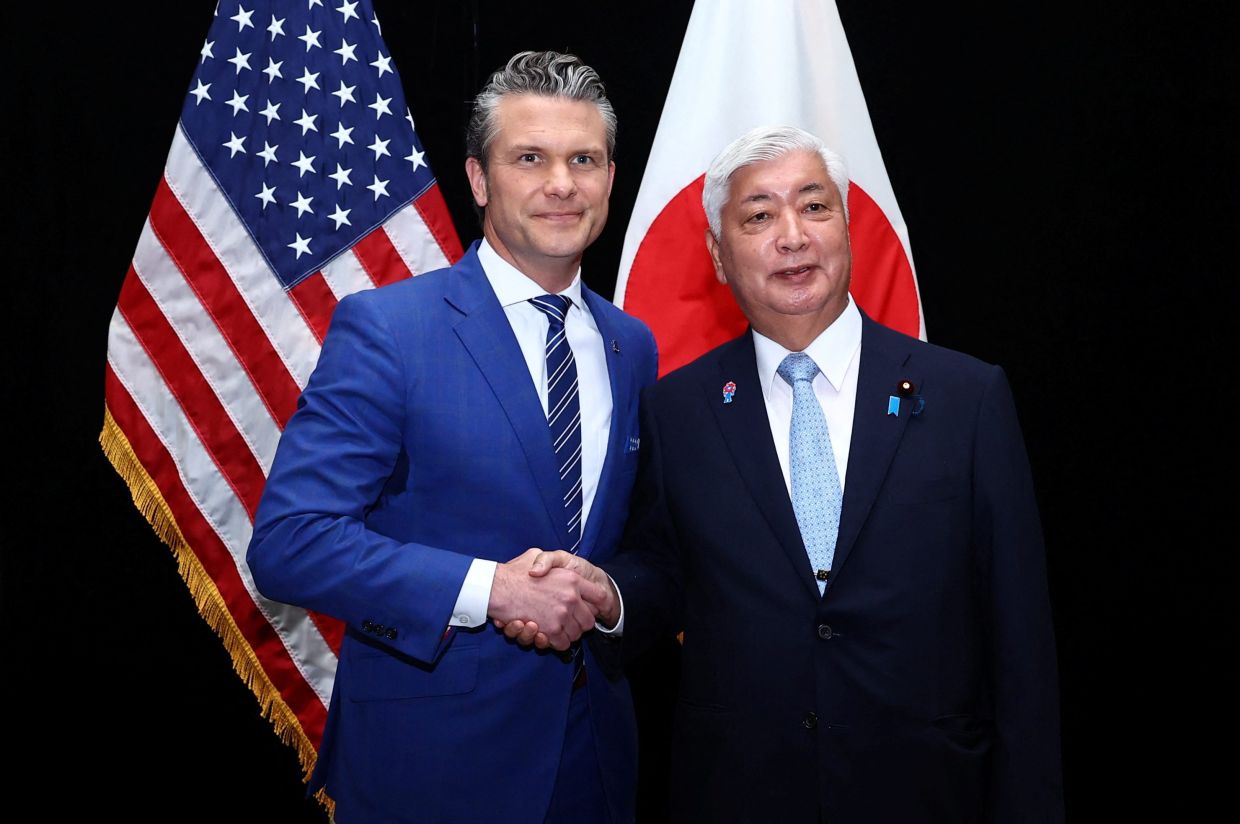US Defense Secretary Pete Hegseth and Japan's Defence Minister Gen Nakatani pose for a photograph at the IISS Shangri-La Dialogue security summit in Singapore, on Saturday, May 31, 2025. -- Photo: REUTERS/Edgar Su
