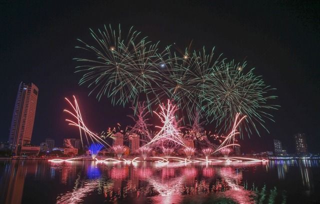Fireworks over the Han River during the Danang team's performance. The host and the defending champion JoHo Pyro Professional Fireworks AB of Finland kicked off the festival with performances on May 31, 2025. - Photo courtesy of DIFF