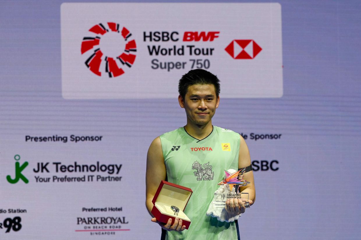 Kunlavut Vitidsarn of Thailand poses after his victory against Lu Guangzu of China in the men's singles final at the Singapore Open badminton tournament in Singapore on Sunday, June 1, 2025. -- Photo by Roslan RAHMAN / AFP