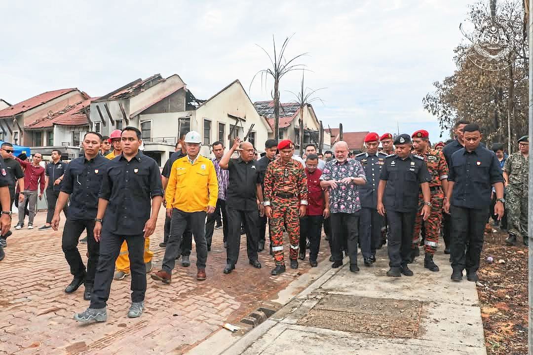 The King paying a visit to a residential area struck by a gas pipeline explosion in Putra Heights, Subang Jaya, in April this year. During the visit, His Majesty also handed out aid to affected victims through the Sultan Ibrahim Johor Foundation. — Photo from Sultan Ibrahim’s official Facebook page