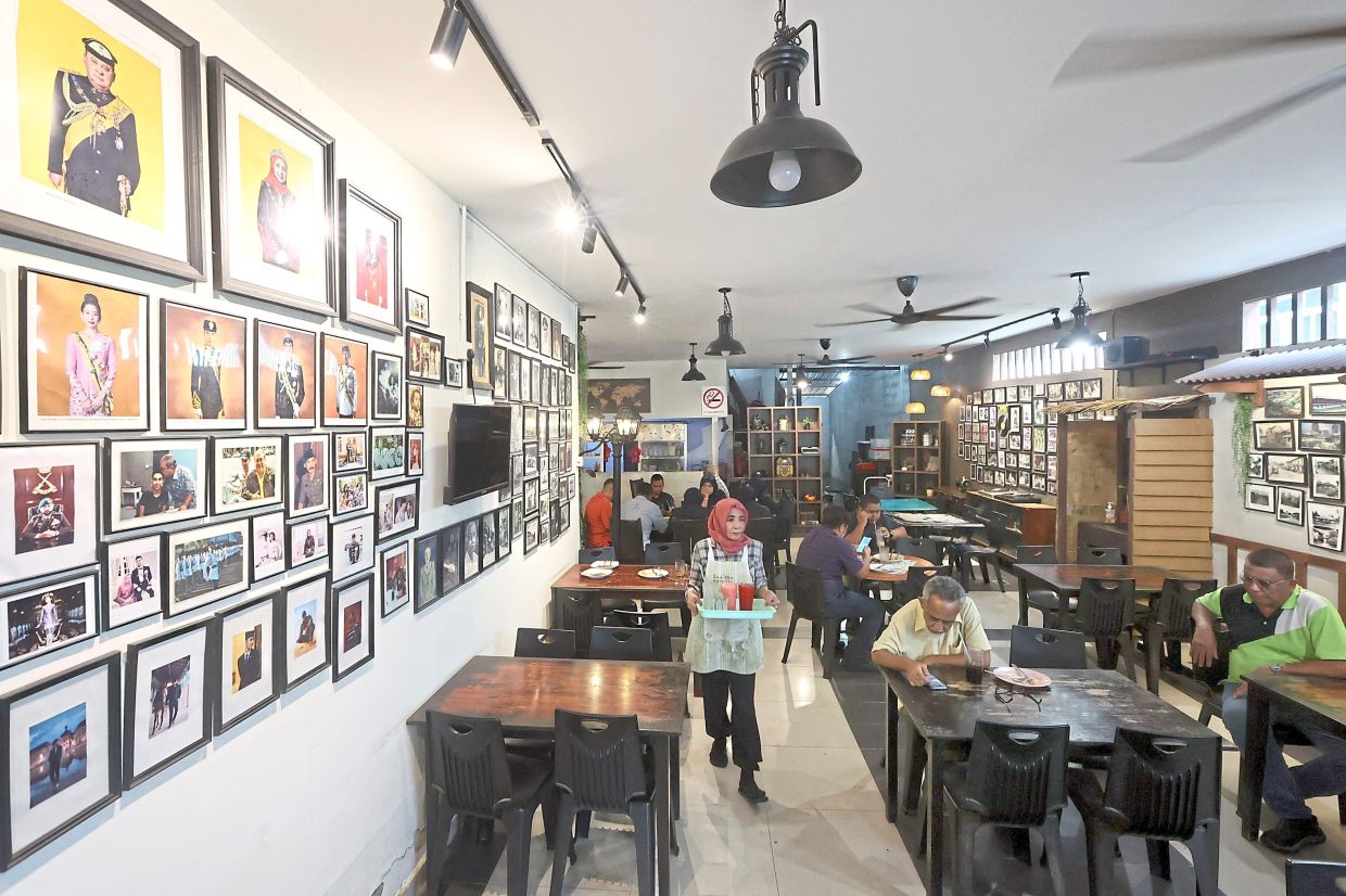 Warung Saga is well known for its display of pictures of historical figures, including royalty, leaders and celebrities, as well as scenes from old Johor Baru.