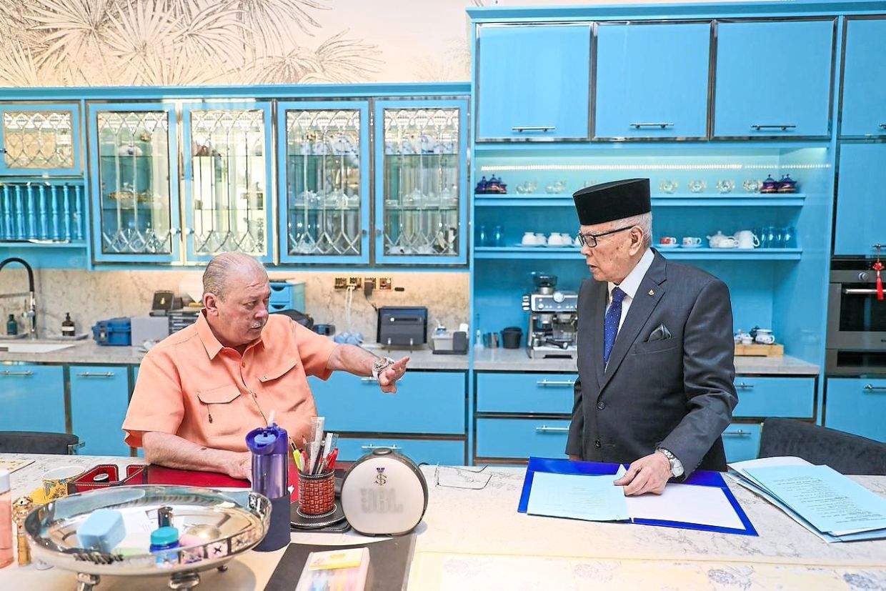 Sultan Ibrahim having a discussion with Abdul Rahim at Rumah Danga in Johor. — Photo from Sultan Ibrahim’s official Facebook page