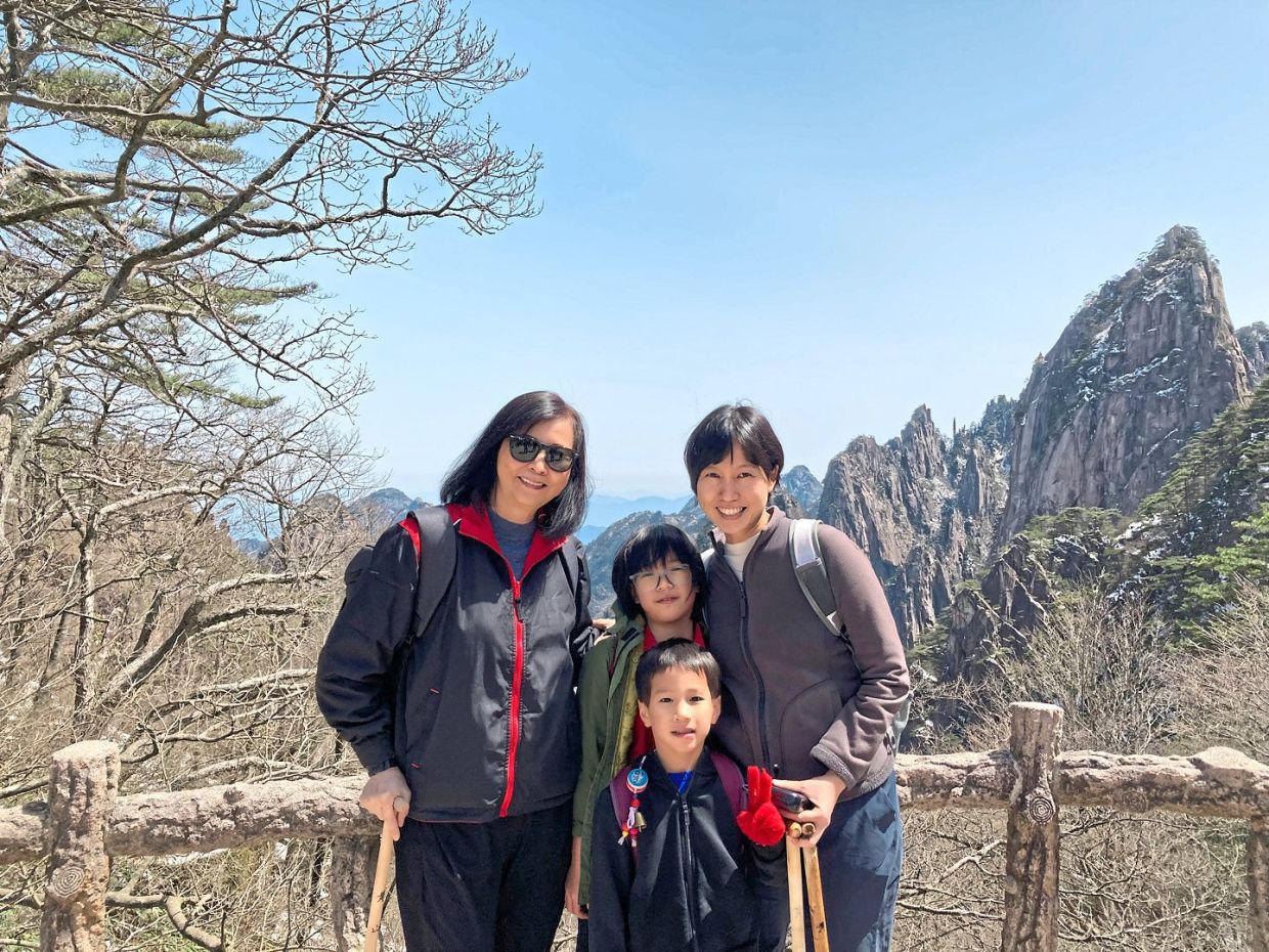 The writer (right) with her mother and children on their way to climb Huangshan together. 