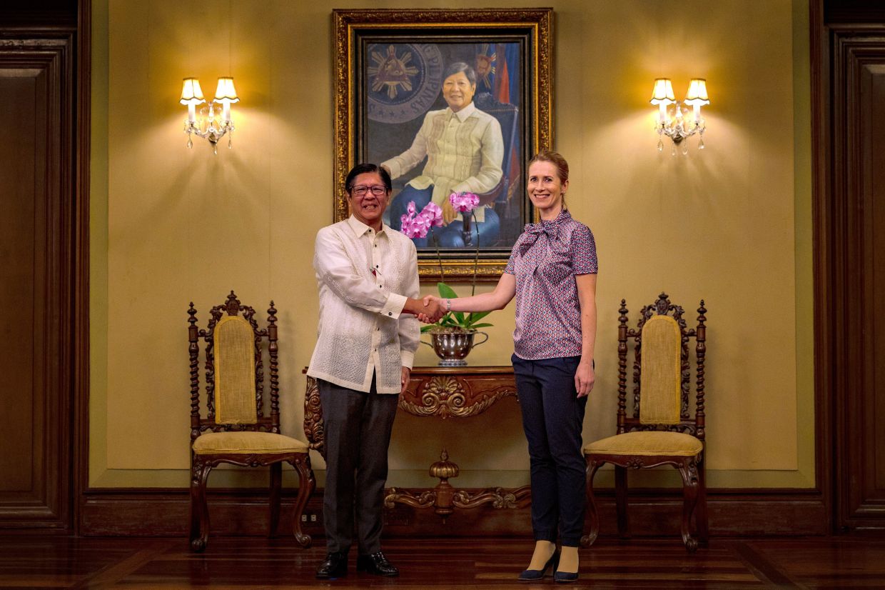 The European Union's foreign policy chief Kaja Kallas, right, poses for pictures with Philippine President Ferdinand Marcos Jr. at Malacanang Palace in Manila, Philippines Monday, June 2, 2025. -- Ezra Acayan/Pool Photo via AP