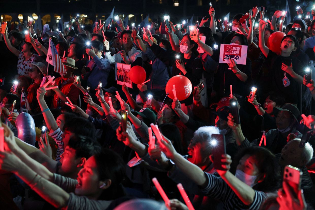 Supporters of Kim Moon-soo, the presidential candidate for South Korea's conservative People Power Party, cheer during the final campaign rally before election in Seoul, South Korea, on Monday, June 2, 2025. -- Photo: REUTERS/Go Nakamura