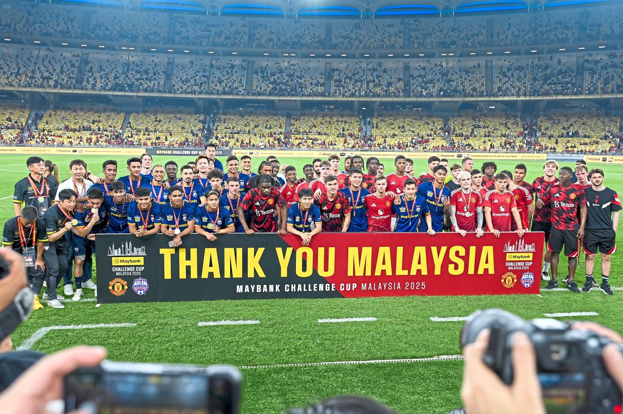 The Asean All-Stars and Manchester United players after the match.