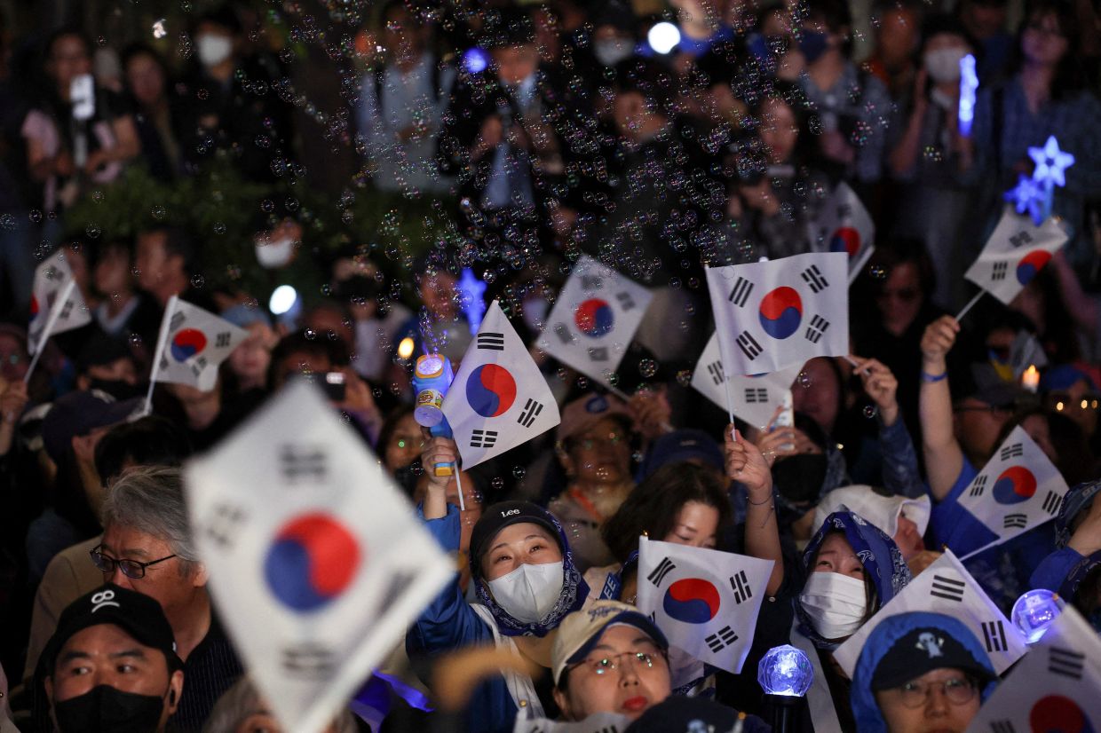 Supporters wait for Lee Jae-myung, the presidential candidate for South Korea's Democratic Party, on the day of the presidential election, near the National Assembly in Seoul, South Korea, on Tuesday, June 3, 2025. -- Photo: REUTERS/Kim Hong-Ji