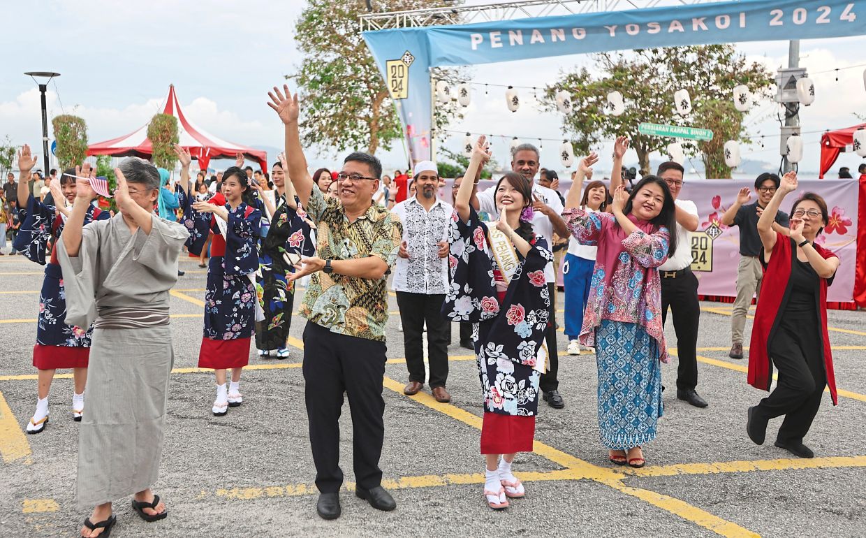 (Front row, from left) Former Japanese consul-general in Penang Yoshiyasu Kawaguchi, Wong, Miss Penang Yosakoi 2024 Jessie Lim Yie Yie and Sungai Pinang assemblyman Lim Siew Khim dancing the Penang Sakura Ondo to kick off the Penang Yosakoi Parade 2024.