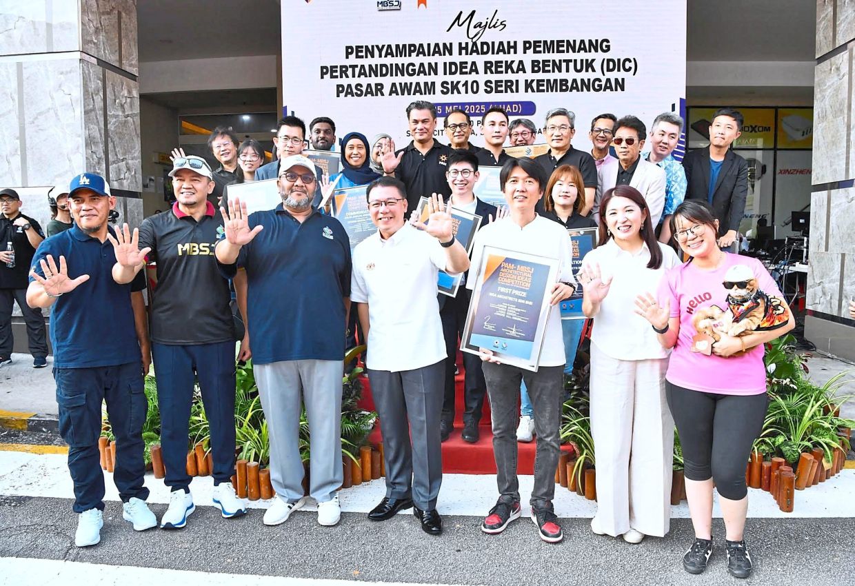(First row, from third left) Amirul Azizan, Nga, Yeo (second from right) with Wong on her left, and winners of the Design Idea Competition for Pasar Awam SK10.