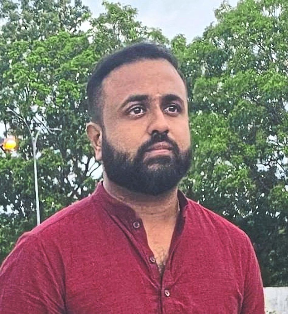 Sakthivel prefers reading at home because he finds reading a personal experience.