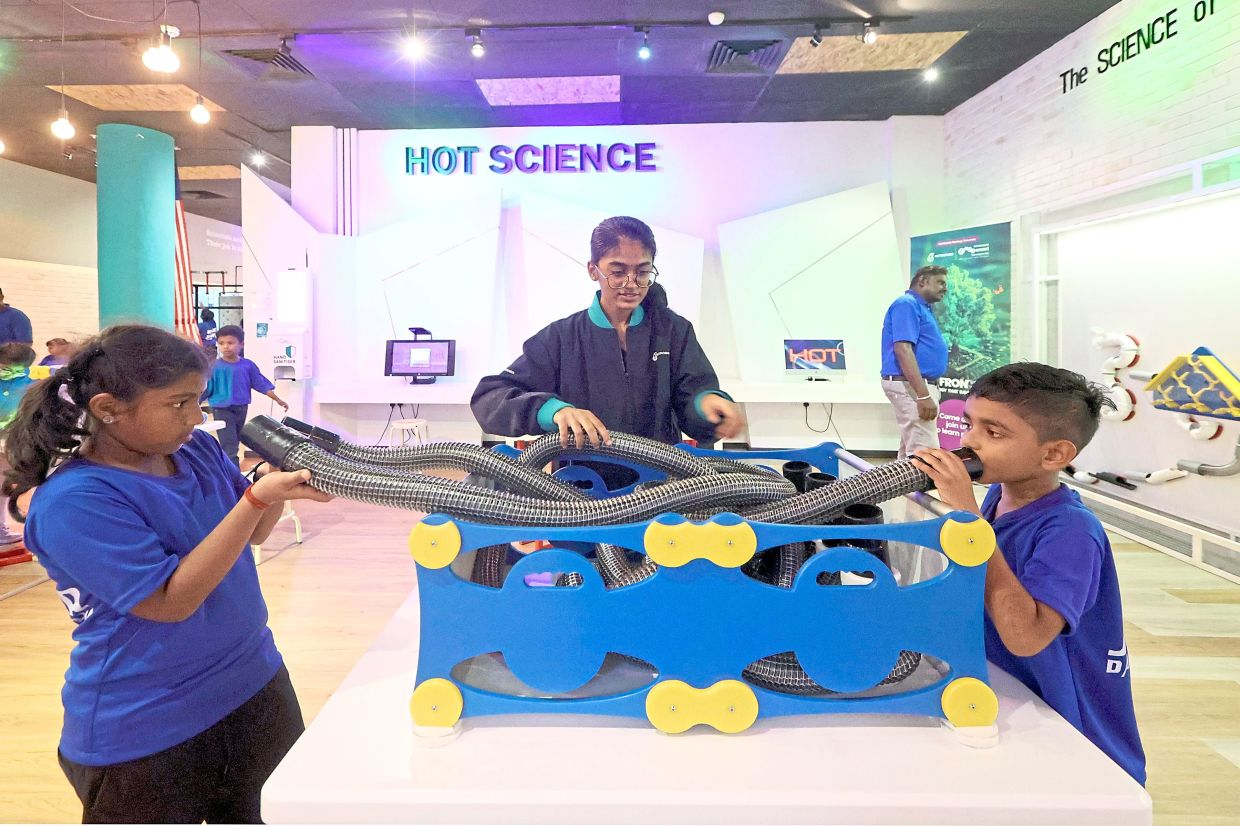 Students taking part in hands-on activities at the Petrosains located within the Johor Public Library Corporation’s main library in Jalan Yahya Awal, Johor Baru.