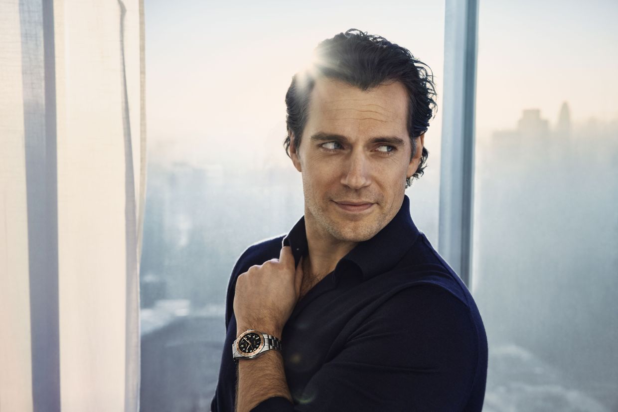 As Cavill moves through global airports and destinations, his Longines timepiece serves as a private language that bridges continents and time zones. 
