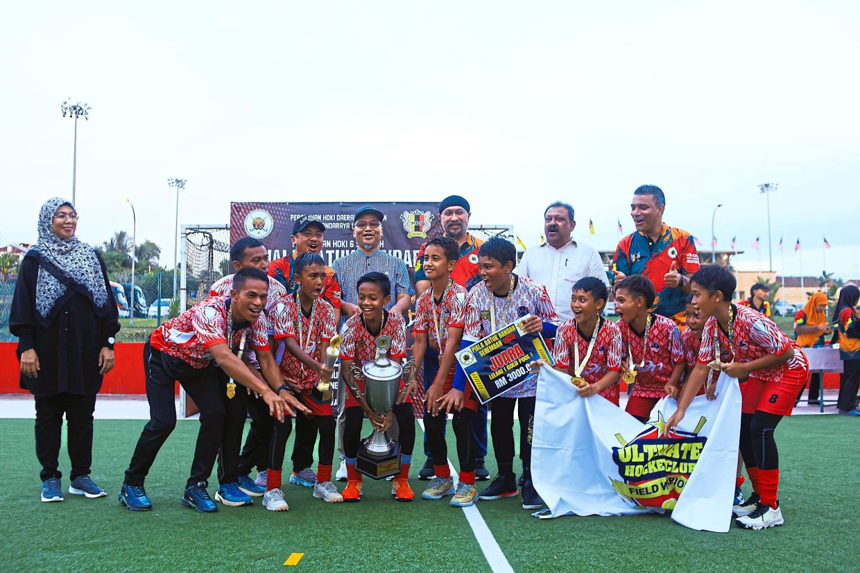Champions in the boys’ category, Ultimate Boys from Selangor, celebrate with Seremban mayor Datuk Masri Razali (back row, second from left) and Rajesh (back row, right).