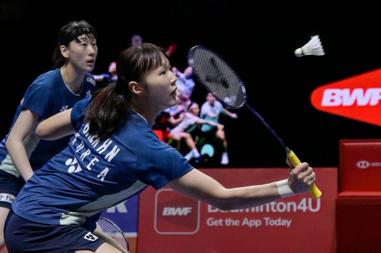 South Korea's Baek Ha-na and Lee So-hee play a point against China's Liu Shengshu and Tan Ning during their women's doubles semi-final match at the Indonesia Open badminton tournament at Istora Senayan in Jakarta on Saturday, June 7, 2025. -- Photo by BAY ISMOYO / AFP