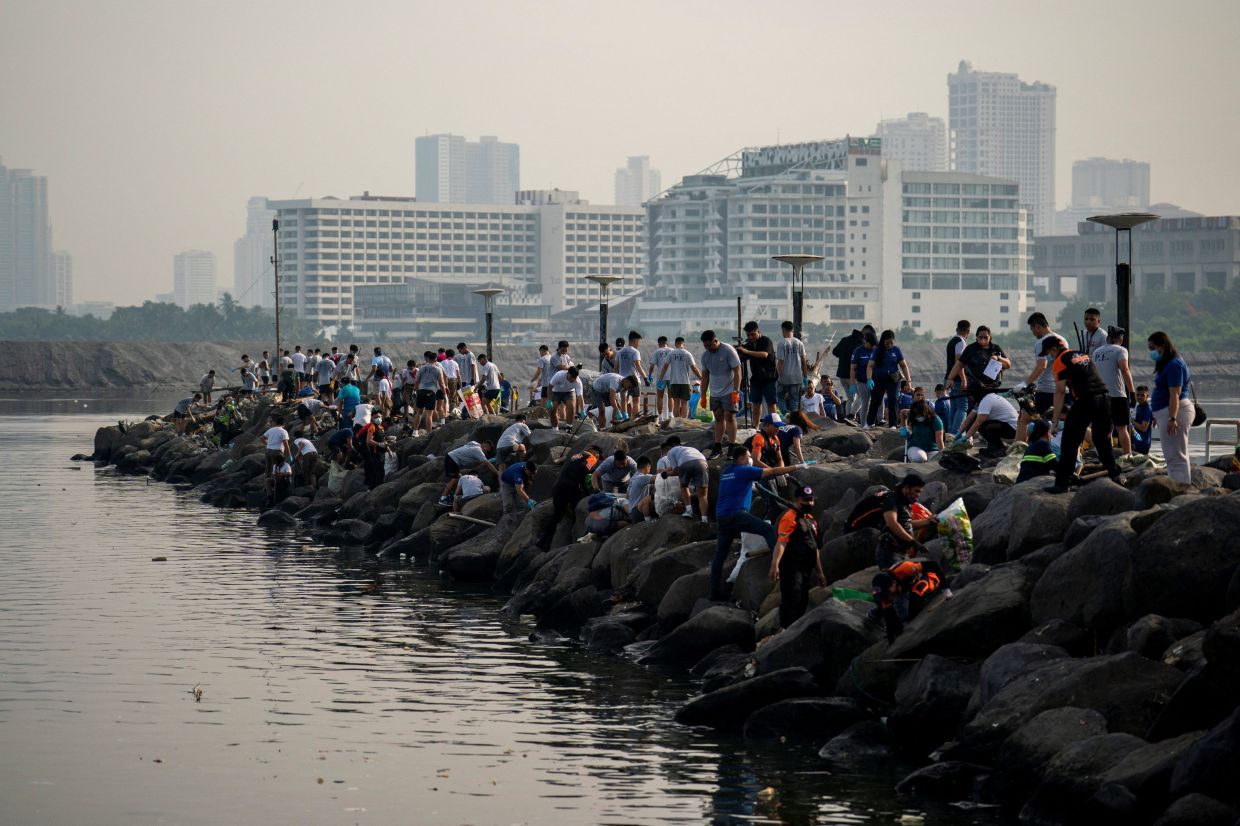 Volunteers pick up trash during a coastal clean-up drive ahead of World Oceans Day, in Pasay City, Metro Manila, Philippines. -- Photo: REUTERS/Lisa Marie David