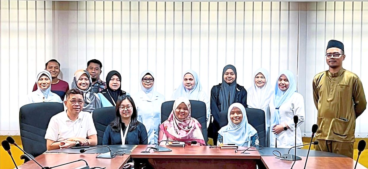 Goh (seated, left) and Suhaili (seated, third left) with board members and staff of Taman Sinar Harapan Jubli.