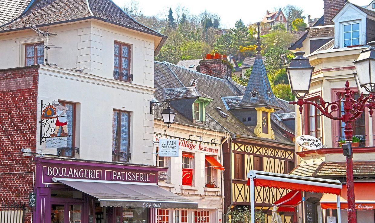 Small towns like La Bouille along the Seine are ideal for enjoying French daily life.