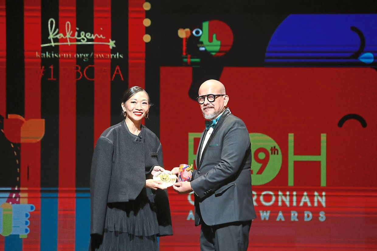 At last year's Boh Cameronian Awards, Teoh (left) won Best Actor (Theatre) for her role in 'Le Tabouret', presented by Zahim Albakri. Photo: KakiSeni
