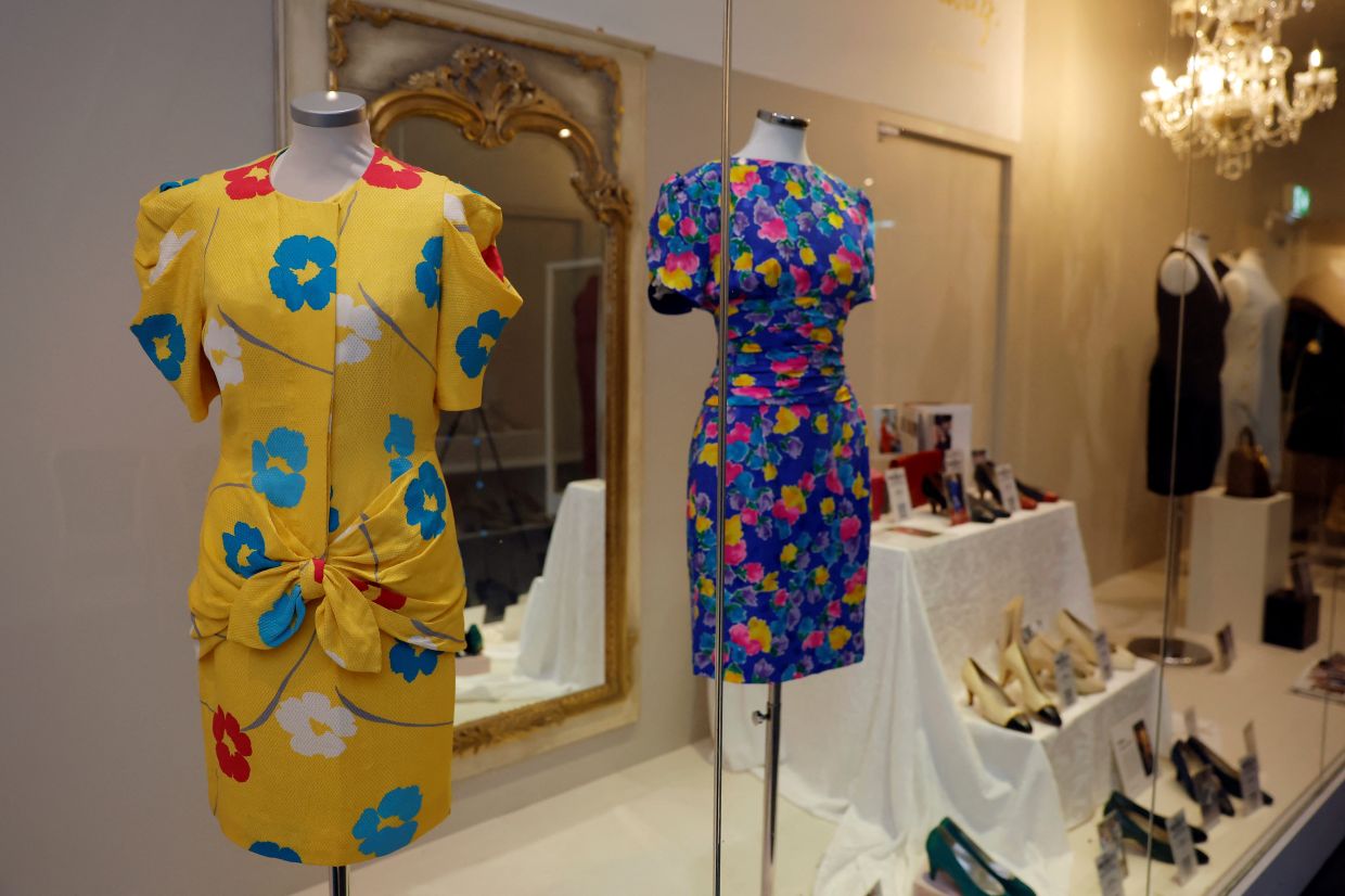 A Bruce Oldfield yellow floral dress is seen next to an Belville Sassoon floral day dress on display in 'Princess Diana's Style & A Royal Collection', the largest collection of the Princess of Wales' fashion ever to appear at auction in history, Photo: Reuters