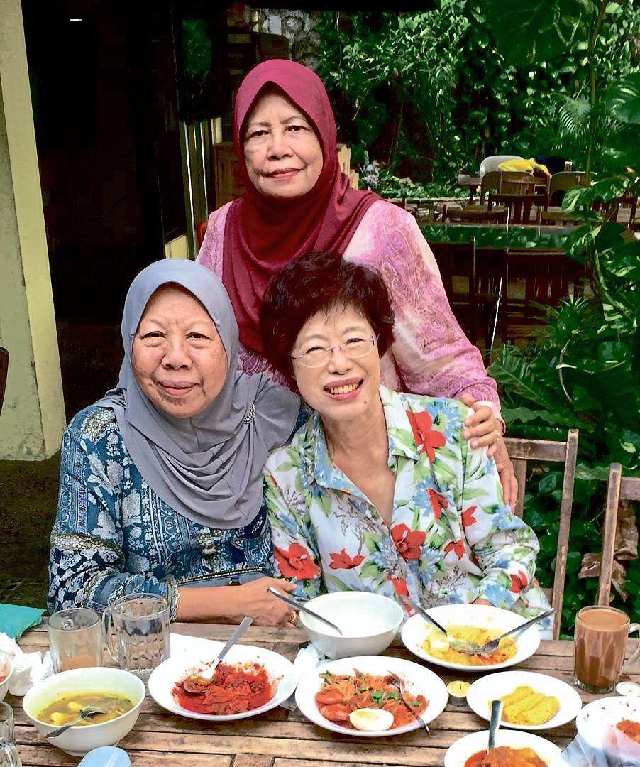 Kalsom has stayed in touch with many of her old friends, through whom she has learnt many recipes and culinary secrets. Pictured here is Kalsom with her close friends Safiah Osman and Elly Tan. 