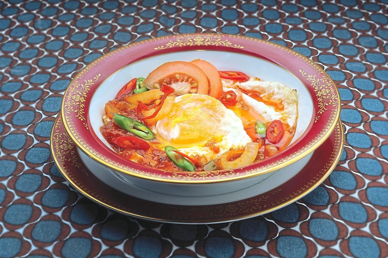 Fried eggs in tomato sauce was one of Tunku Abdul Rahman Putra Al-Haj’s favourite breakfast dishes and Kalsom obtained the recipe from his late daughter, Datuk Paduka Tunku Khadijah. 
