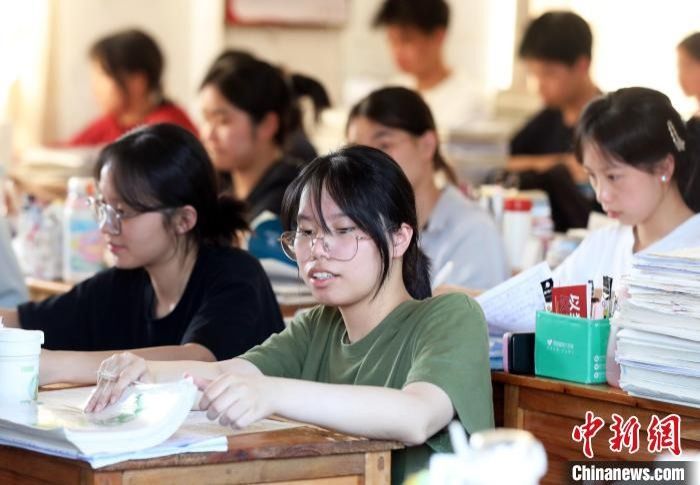 Cao Yalin (centre) attending class at a high school in Sanjiang Dong autonomous county, Guangxi Zhuang autonomous region on June 4, 2025. - Chinanews.com