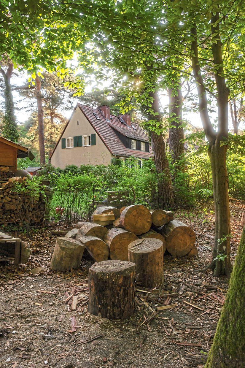 In Berlin’s southwest, the forest settlement Waldsiedlung Krumme Lanke is idyllic and today, the dwellings, with steep A-frame roofs, wooden shutters, and tidy gardens are sought-after homes, beloved by their inhabitants. — Patrick Junker/The New York Times