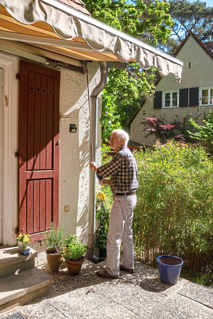 Michael Joachim, moved into his house in 1946 when he was 3 years old, in Waldsiedlung Krumme Lanke, May 8, 2025. On the outskirts of Berlin, Waldsiedlung Krumme Lanke is an idyllic neighborhood with a sinister past, and a symbol of Germany’s effort to both remember and forget. (Patrick Junker/The New York Times)