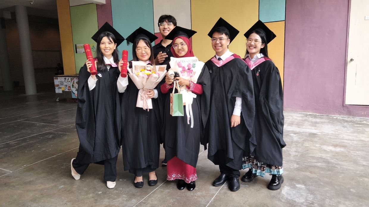 At UTAR, over 95% of graduates secure a job within six months after graduation. 