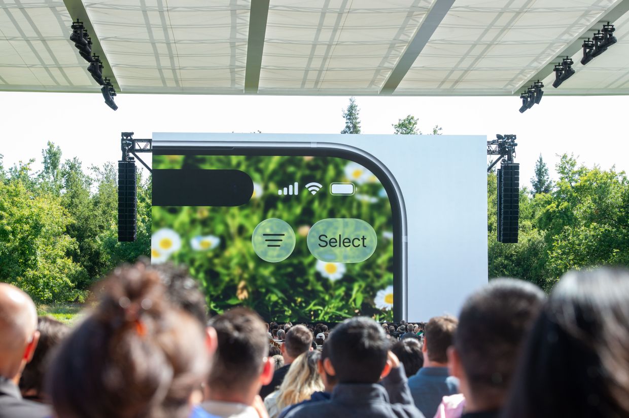 Apple presents the new look of the user interface of its devices at the developer conference WWDC. The new design is called 'Liquid Glass' and is made to look like floating transparent pieces of glass.