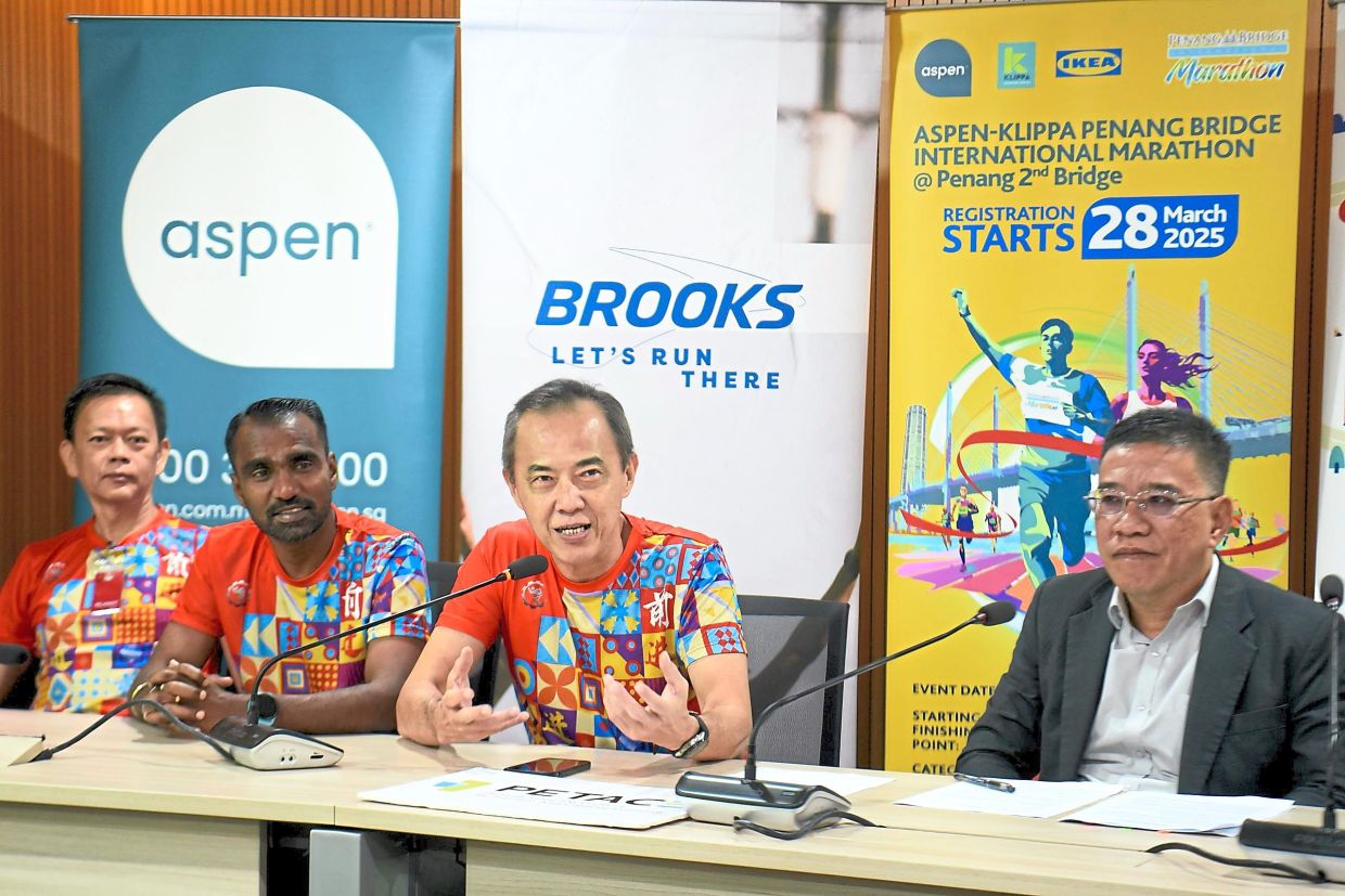 Lim (second from right) encourages participants to join the pre-run events at a media event. With him are (from left) PFSC treasurer Danny Quah Eng Soon, PFSC committee member and Penang Island city councillor Visvenathan Tangavello and Wong. — Buletin Mutiara